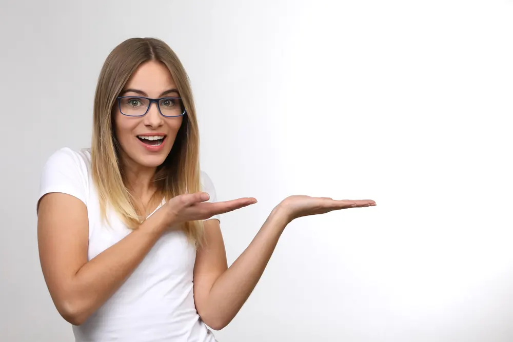 Lächelnde Frau mit Brille